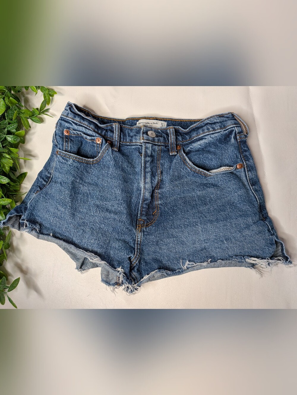 Abercrombie & Fitch High Rise The Mom Short Denim Short Size 27/4